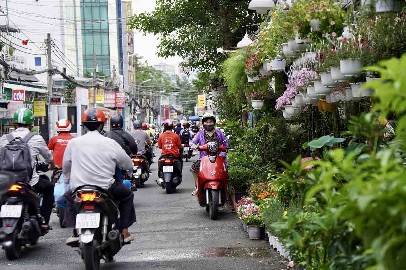Ông Nguyễn Văn Mạnh (50 tuổi, TP Thủ Đức) than thở: “Đường đã nhỏ, phương tiện giao thông đông nhưng nhiều người dân kinh doanh hai bên đường lại chiếm hết vỉa hè buôn bán khiến đường kẹt nặng hơn.