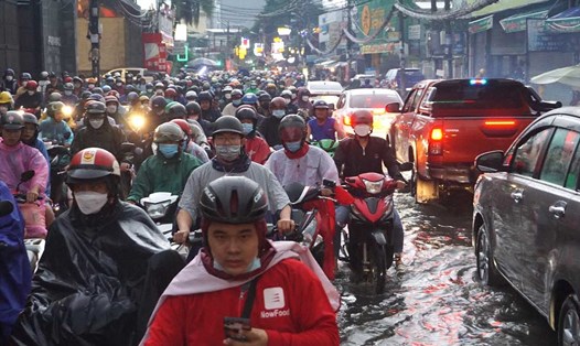 Người dân thường xuyên phải vật lộn với ùn tắc và ngập nước mỗi khi mưa lớn trên đường Ung Văn Khiêm. Ảnh: Minh Quân