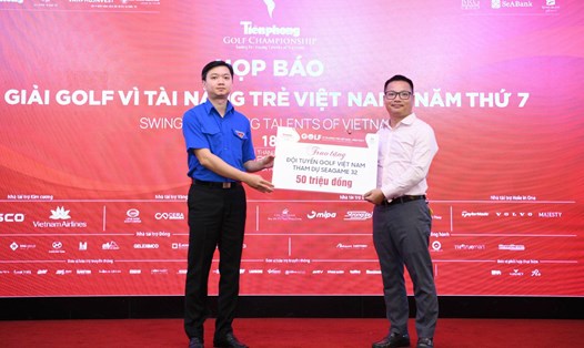 Anh Nguyễn Minh Triết - Bí thư Ban chấp hành TW Đoàn TNCS Hồ Chí Minh, thay mặt Quỹ hỗ trợ Tài năng trẻ Việt Nam tặng thưởng các thành viên đội tuyển golf tham dự SEA Games 32. Ảnh: Như Ý