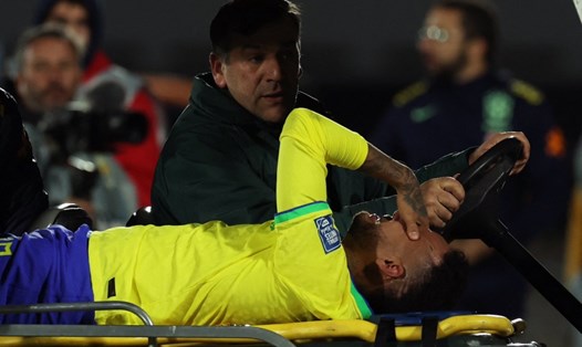 Neymar chấn thương khá nặng trong trận thua 0-2 của đội tuyển Brazil trước Uruguay. Ảnh: BR Football