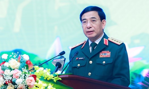 Thay mặt Quân ủy Trung ương, Bộ Quốc phòng, Bộ trưởng Phan Văn Giang trao tặng bức trướng cho Công đoàn Quốc phòng. Ảnh: Hải Nguyễn