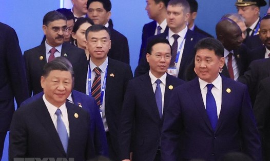 Chủ tịch nước Võ Văn Thưởng, Chủ tịch Trung Quốc Tập Cận Bình và lãnh đạo các nước đến dự lễ khai mạc. Ảnh: TTXVN
