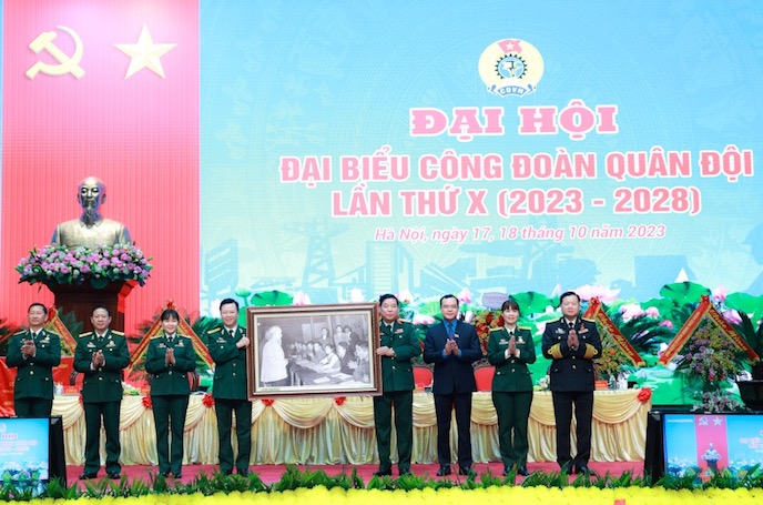 Chủ tịch Tổng Liên đoàn Lao động Việt Nam Nguyễn Đình Khang trao tặng Đại hội bức tranh Bác Hồ với giai cấp công nhân và tổ chức Công đoàn. Ảnh: Hải Nguyễn