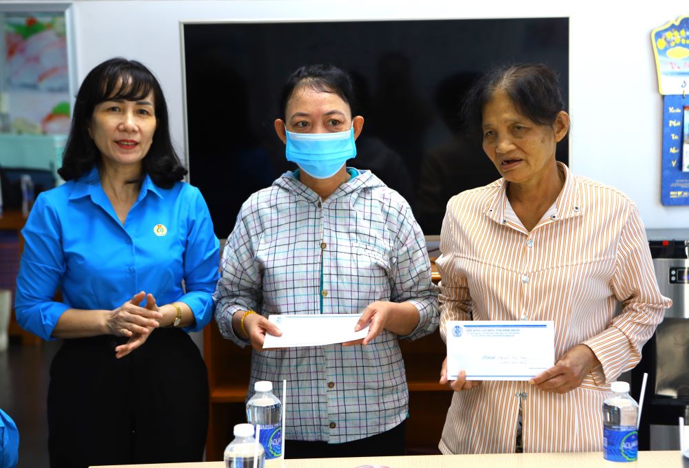Phó Chủ tịch LĐLĐ tỉnh Bình Thuận Đặng Thị Thanh Hoa trao quà 20.10 cho 2 nữ công nhân mắc bệnh hiểm nghèo ở Công ty Hải Nam. Ảnh: Duy Tuấn