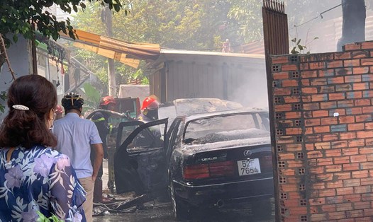 Ôtô Lexus bị cháy nhiều bộ phận, hư hỏng nặng. Ảnh: Công an cung cấp