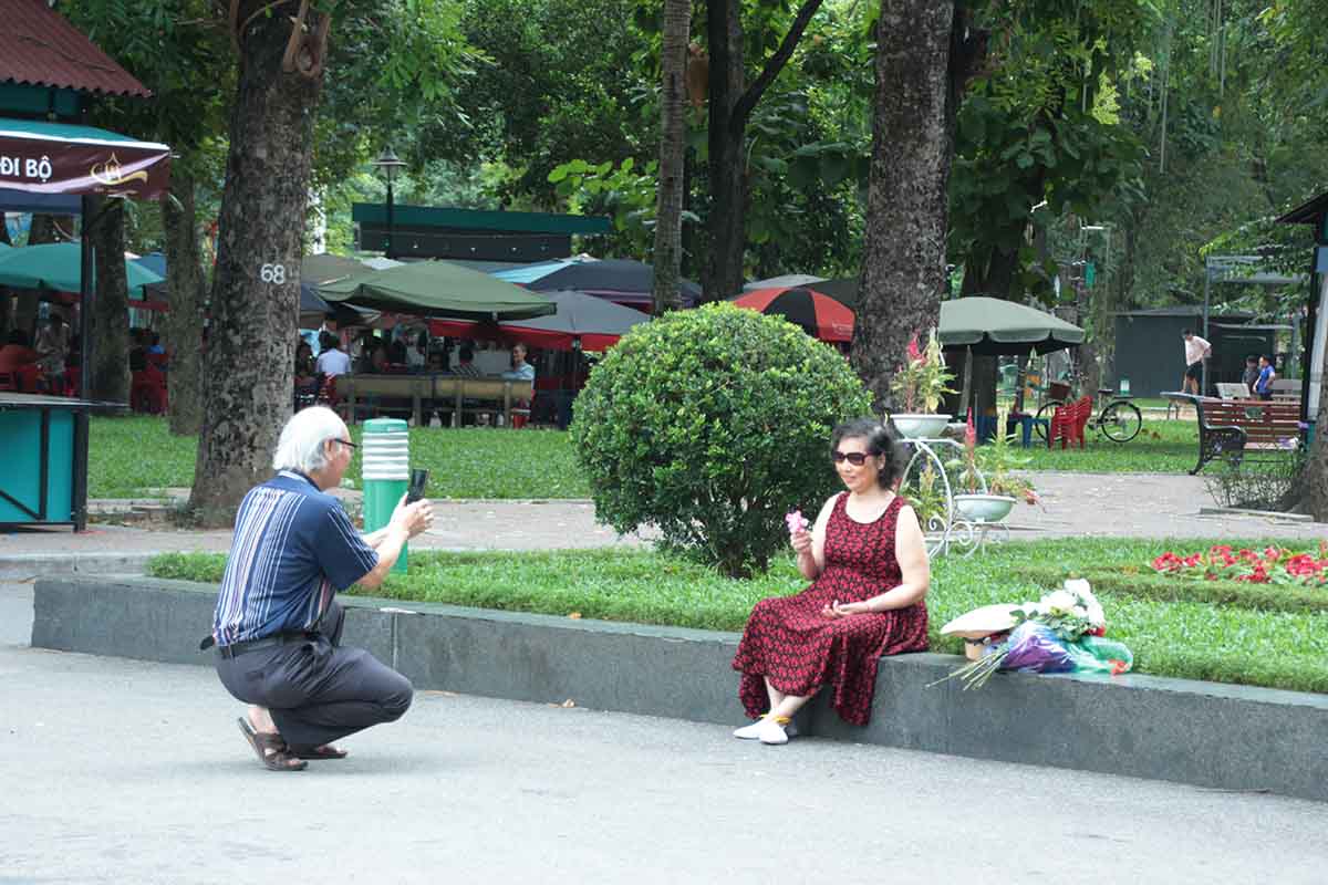 Ngay cả những người lớn tuổi cũng muốn lưu giữ những khoảnh khắc đẹp tại công viên. Ảnh: Hà Thanh