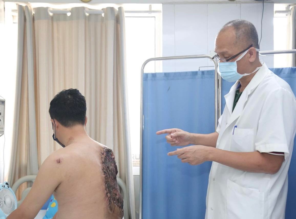 PGS.TS Nguyễn Hồng Hà thăm khám cho bệnh nhân S sau ca phẫu thuật. Ảnh: Bệnh viện cung cấp