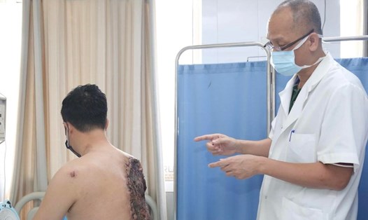 PGS.TS Nguyễn Hồng Hà thăm khám cho bệnh nhân S sau ca phẫu thuật. Ảnh: Bệnh viện cung cấp