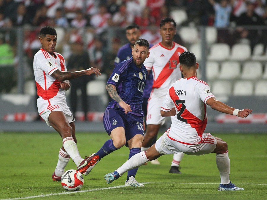 Lionel Messi ghi 2 bàn thắng mang về 3 điểm cho đội tuyển Argentina trước Peru. Ảnh: AFA