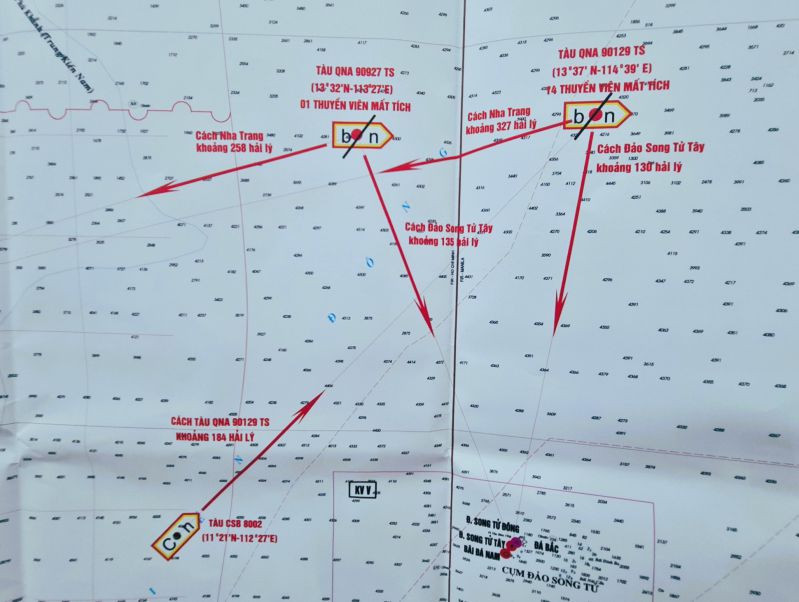 Lực lượng cứu hộ đang mở rộng phạm vi tìm kiếm ngư dân mất tích. Ảnh Hoàng Bin chụp bản đồ vị trí 2 tàu gặp nạn. 