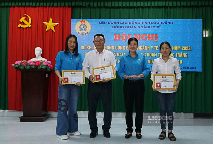Các cá nhân được nhận kỉ niệm Chương của Tổng LĐLĐ Việt Nam vì có nhiều đóng góp xây dựng tổ chức Công đoàn. Ảnh: Phương Anh