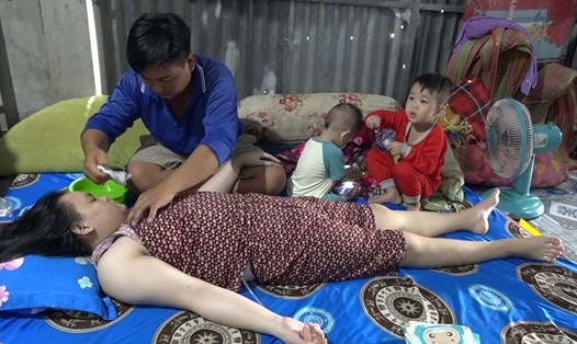 Bị bệnh hiểm nghèo, không có tiền điều trị, chị Nguyễn Thị Quỳnh Như phải nằm liệt một chỗ. Ảnh: Hoàng Lộc