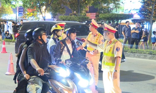 Lực lượng Cảnh sát giao thông kiểm tra, xử lý vi phạm về nồng độ cồn. Ảnh: Công an tỉnh Hải Dương