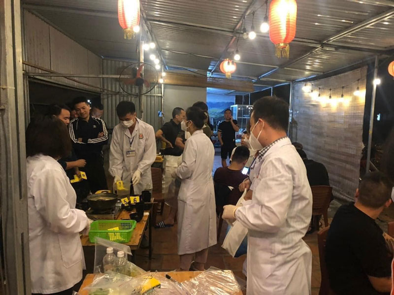 Cơ quan chức năng, đang tiến hành các bước điều tra, làm rõ nguyên nhân 5 người bị ngộ độc khi đang ăn uống tại 1 quán vỉa hè. Ảnh: Đơn vị cung cấp