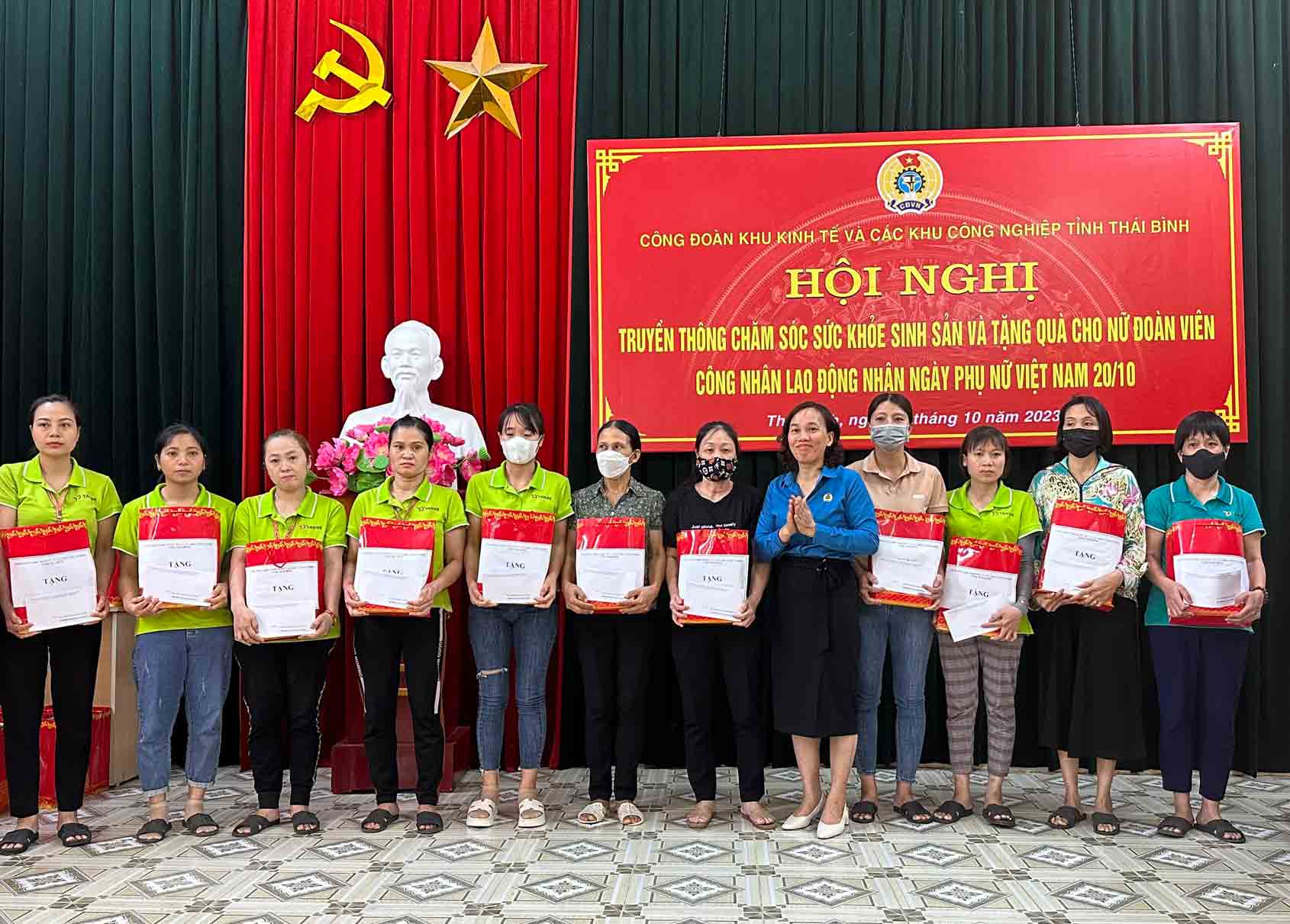 Lãnh đạo LĐLĐ tỉnh Thái Bình tặng quà cho nữ công nhân lao động tại hội nghị. Ảnh: Lương Hà