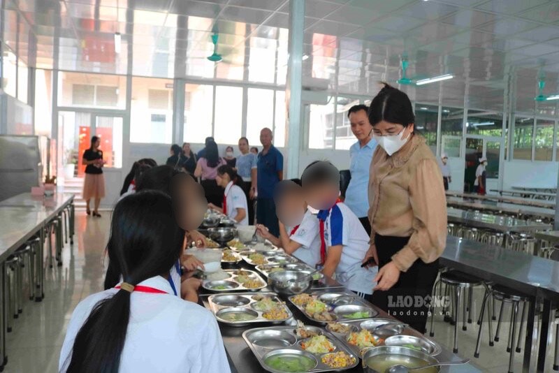 UBND quận Hà Đông kiểm tra bữa ăn bán trú của học sinh Trường THCS Yên Nghĩa hôm 16.10. Ảnh: Vân Trang 
