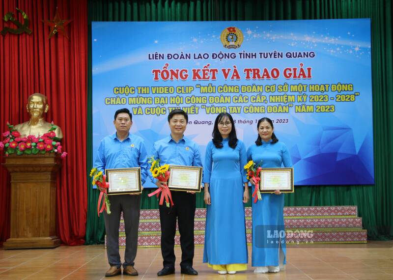 Bà Nguyễn Thị Thu Thủy - Chủ tịch LĐLĐ tỉnh Tuyên Quang trao giải cho các tác phẩm. Ảnh: Lam Thanh