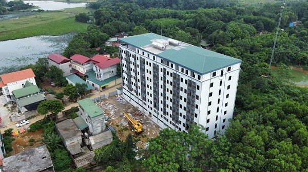 Chung cư mini My House nằm trên đường Phú Hữu (thôn 1, xã Tân Xã, huyện Thạch Thất) xây sai phép có quy mô 9 tầng, với gần 200 căn hộ. Ảnh: Cao Nguyên. 