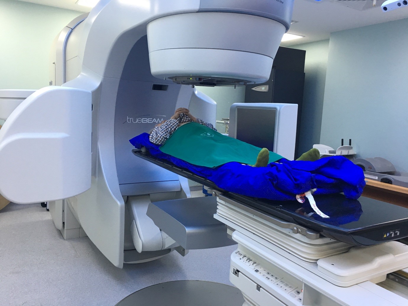 Điều trị bệnh nhân ung thư tiền liệt tuyến tại Bệnh viện Trung ương Quân đội 108. Ảnh: Bệnh viện cung cấp