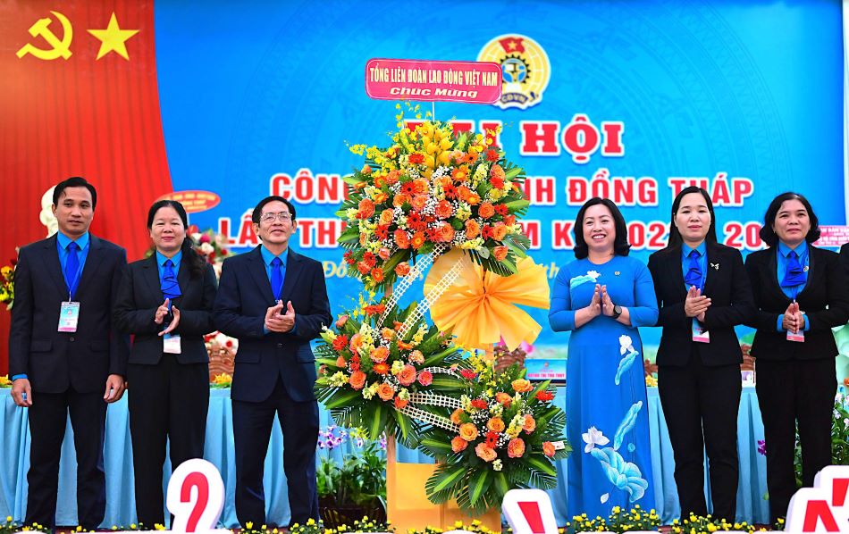 Phó Chủ tịch Tổng LĐLĐ Việt Nam Thái Thu Xương tặng hoa cho Đại hội. Ảnh: Đạt Phan