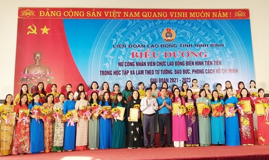 Đại diện lãnh đạo UBND tỉnh Ninh Bình và LĐLĐ tỉnh Ninh Bình trao chứng nhận điển hình tiên tiến cho 255 nữ công nhân viên chức lao động. Ảnh: Diệu Anh