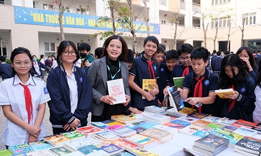 Giáo viên và học sinh trường THCS Phương Mai (Hà Nội) trong Ngày Sách và Văn hóa đọc. Ảnh: Hanoi.gov.vn
