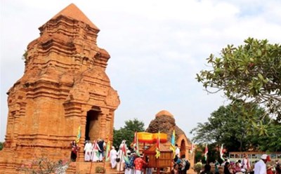 Lễ hội Katê được tổ chức tại nhiều địa điểm và thời gian khác nhau, bắt đầu từ các đền, tháp. Ảnh: Anh Vũ