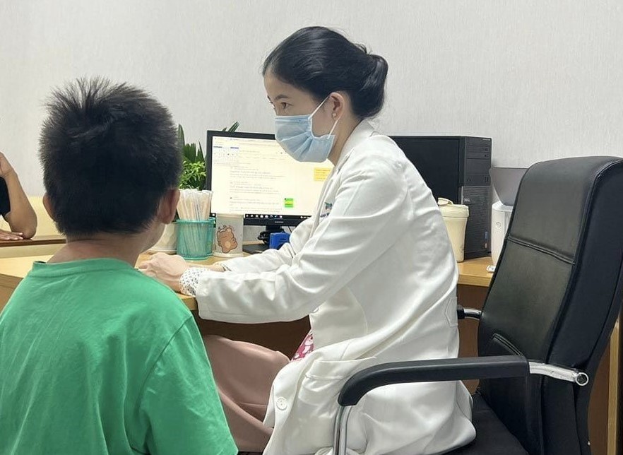 Bác sĩ thăm khám cho trẻ. Ảnh: BVCC