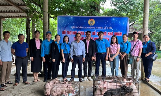 LĐLĐ huyện Lệ Thuỷ tổ chức bàn giao, hỗ trợ lợn giống đến tận tay những hộ gia đình người Bru - Vân Kiều. Ảnh: Minh Linh