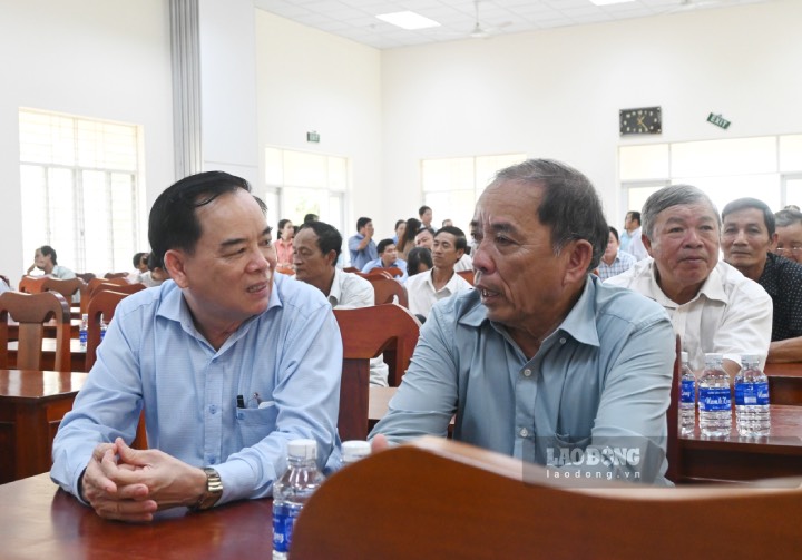 Chủ tịch UBND tỉnh Bến Tre Trần Ngọc Tam trao đổi, lắng nghe tâm tư của người dân trước khi vào buổi đối thoại vào chiều ngày 6.10.2023. Ảnh: Thành Nhân
