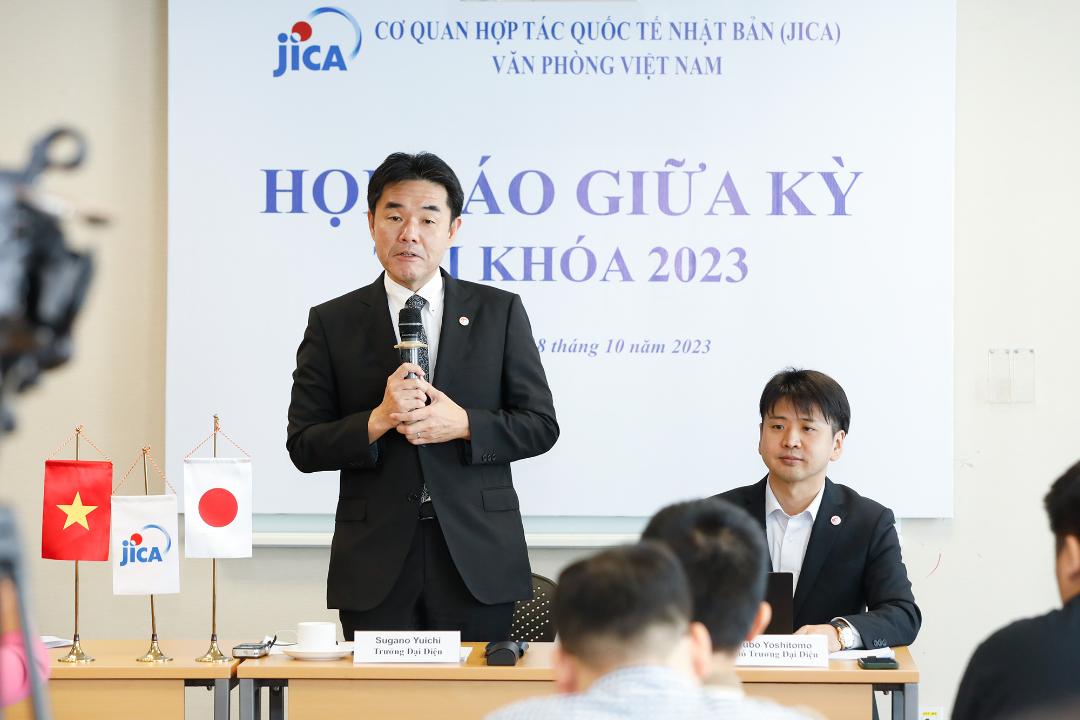 Trưởng Đại diện Văn phòng JICA Việt Nam Sugano Yuichi (đứng) phát biểu tại họp báo. Ảnh: JICA