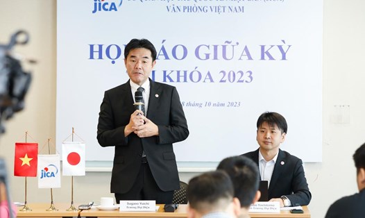Trưởng Đại diện Văn phòng JICA Việt Nam Sugano Yuichi (đứng) phát biểu tại họp báo. Ảnh: JICA