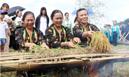 Người dân tộc Thái nướng lúa để làm cốm trong lễ hội. Ảnh: Anh Vũ