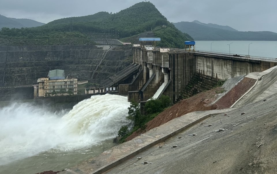 Hồ thủy điện ở Thừa Thiên Huế xả lũ (ảnh chụp ngày 17.10.2023). Ảnh: Ban Chỉ huy PCTT&TKCN.