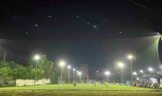 Sân bóng hoạt động chui tại Công viên Hà Đông. Ảnh: Vĩnh Hoàng