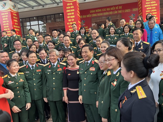 Đại tướng Phan Văn Giang - Bộ trưởng Bộ Quốc phòng (thứ tư từ phải sang) trò chuyện với các đại biểu tại Đại hội đại biểu Công đoàn Quân đội lần thứ X. Ảnh: Kiều Vũ 