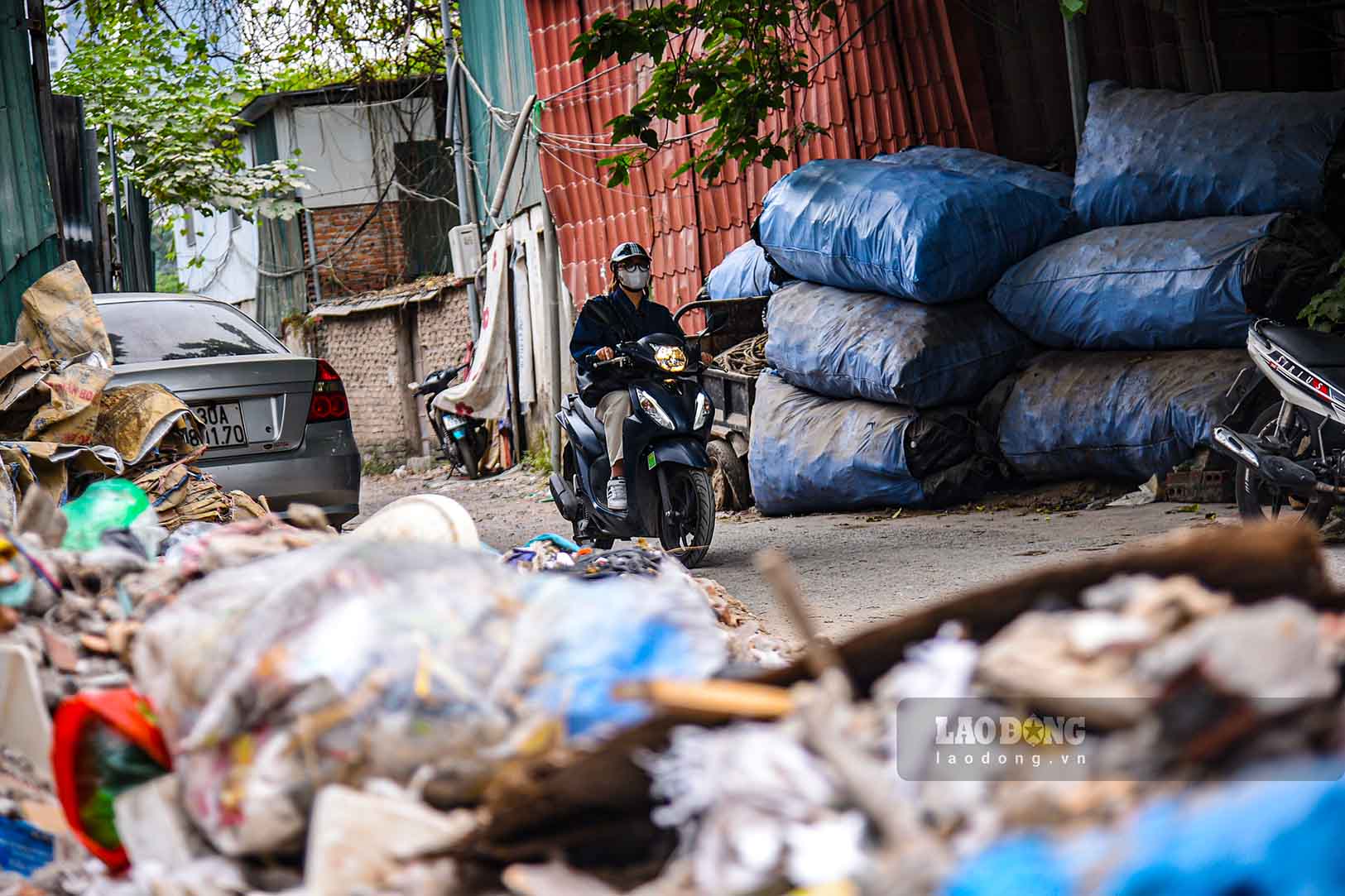 Chị Hà Uyên (Cầu Giấy, Hà Nội) cho biết: “Mỗi lần đi chuyển qua khu vực này tôi đều cảm thấy ám ảnh vì mùi hôi từ rác thải bốc lên nồng nặc. Nhiều lần tôi bắt gặp người dân ngang nhiên đổ rác thải ra con mương này khiến nơi đây ngày càng ngập tràn rác thải...” 