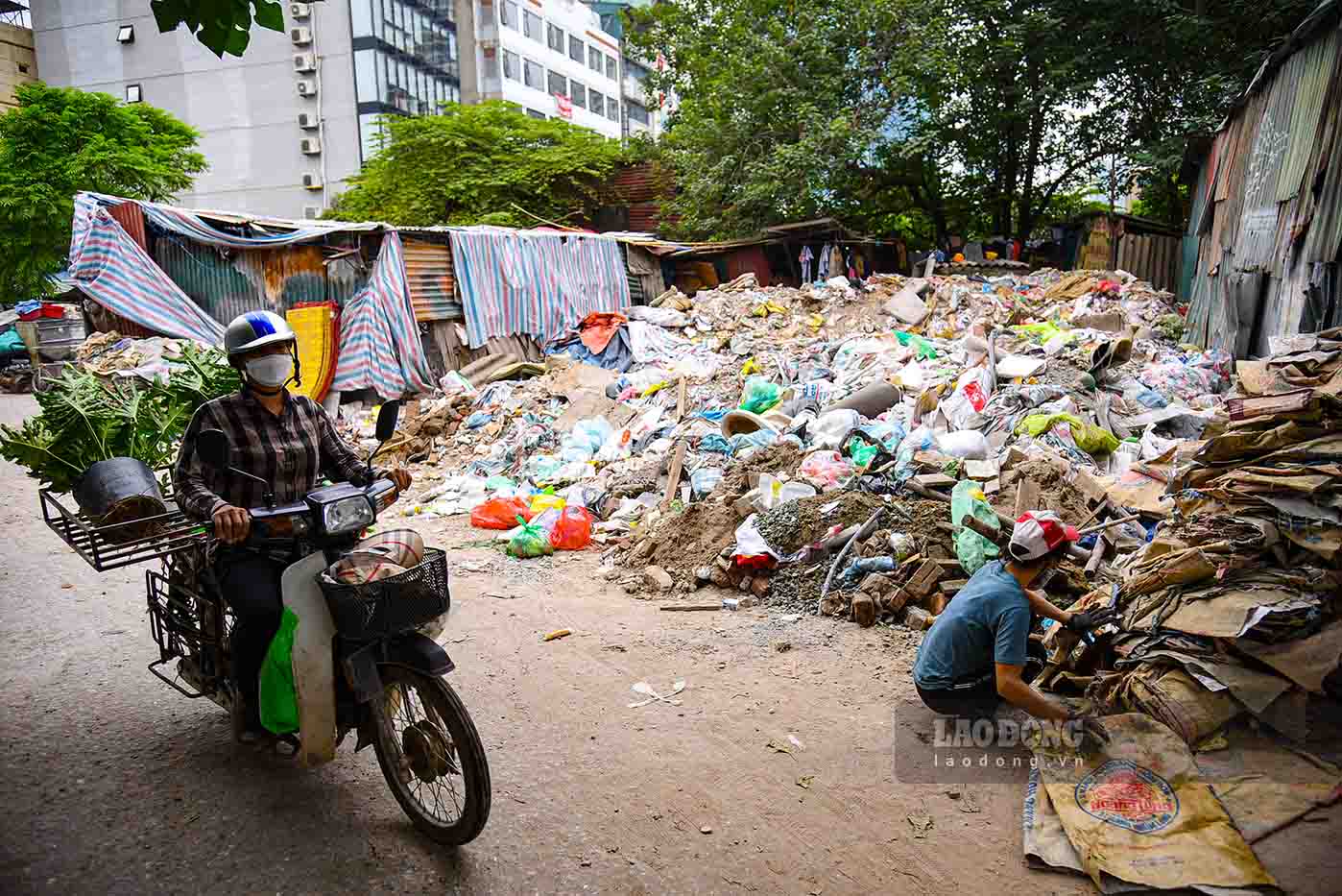 Những người dân đi qua đây điều phải mang khẩu trang và bịt mũi mới có thể chịu được. Theo chị Nguyễn Ngọc Yến(Cầu Giấy, Hà Nội) cho biết: ” Mỗi khi đi qua đây, mùi hôi thối nồng nặc bốc lên từ đống rác này khiến tôi cảm thấy khó chịu. Nhất là ngày trời nắng nóng, những đống rác bốc mùi lên rất khó chịu. Những đống rác này không chỉ làm nhếch nhác, mất mỹ quan đô thị mà còn gây mất vệ sinh, ô nhiễm môi trường nghiêm trọng“.