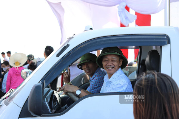 Niềm vui của người dân trong ngày cầu Kinh Dương Vương thông xe.