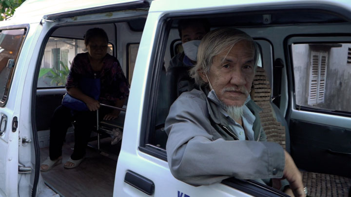 Bệnh nhân và người nhà trên chiếc xe từ thiện của ông Tân. Ảnh: Yến Phương