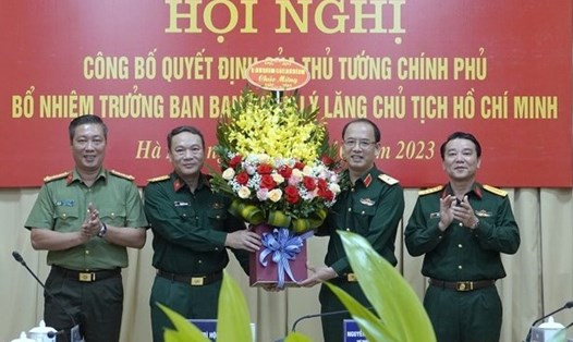 Thường vụ Đảng ủy Đoàn 969, lãnh đạo Ban Quản lý Lăng Chủ tịch Hồ Chí Minh chúc mừng Đại tá Phạm Hải Trung. Ảnh: VGP