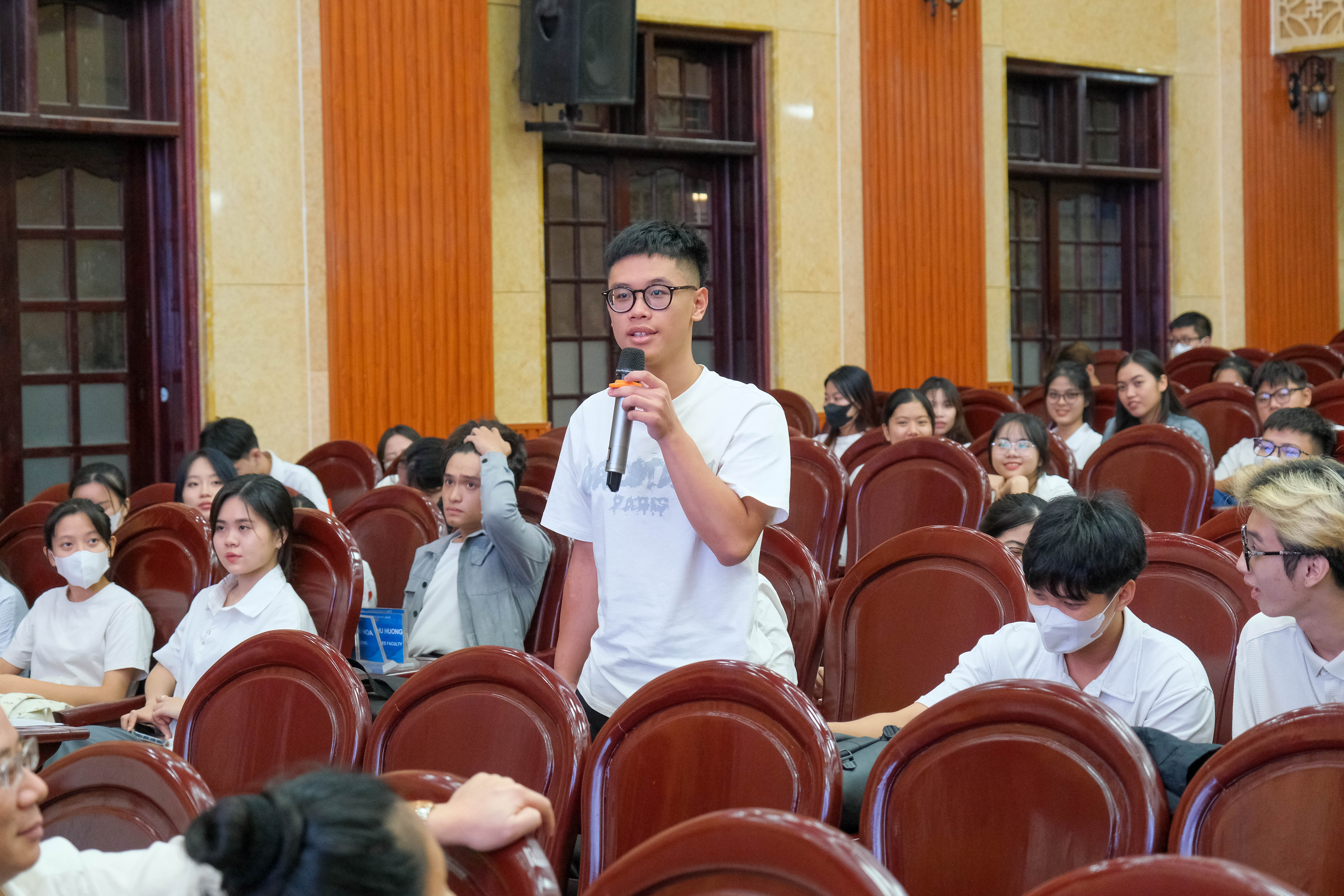 Sinh viên Trường Đại học Công đoàn đặt câu hỏi tìm hiểu tại buổi định hướng tuyển sinh chiều 18.10. Ảnh: Hồng Nhung