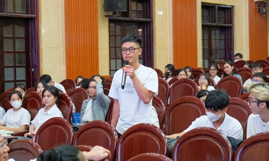 Sinh viên Trường Đại học Công đoàn đặt câu hỏi tìm hiểu tại buổi định hướng tuyển sinh chiều 18.10. Ảnh: Hồng Nhung