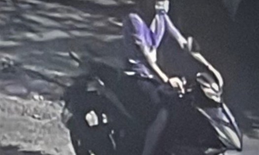 Camera an ninh ghi lại hình ảnh kẻ gian sau khi lấy xe của anh H. Ảnh cắt từ clip