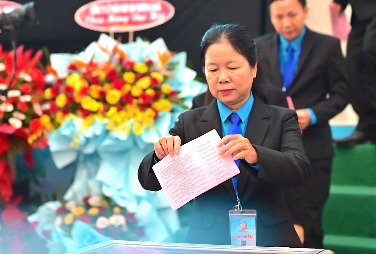 Bà Huỳnh Thị Tuyết Vui bỏ phiếu bầu Ban chấp hành LĐLĐ tỉnh Đồng Tháp. Ảnh: Đạt Phan.