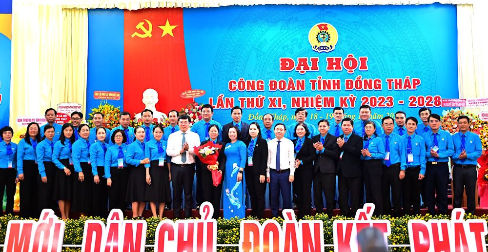Lãnh đạo tỉnh Đồng Tháp, Tổng LĐLĐ Việt Nam tặng hoa chúc mừng Ban chấp hành LĐLĐ tỉnh Đồng Tháp khóa XI. Ảnh: Đạt Phan