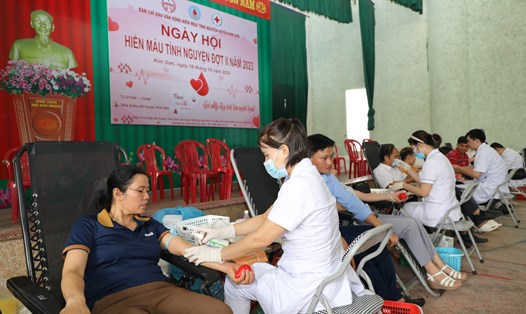 Gần 1.000 đoàn viên, công nhân lao động trên địa bàn huyện Kim Sơn tham gia hiến máu tình nguyện. Ảnh: Diệu Anh