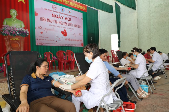 Gần 1.000 đoàn viên, công nhân lao động tại Ninh Bình tham gia hiến máu