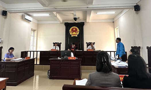 Ông Nguyễn Trung Ngạn (áo xanh) phát biểu quan điểm bảo vệ quyền lợi của người lao động tại phiên tòa. Ảnh: Thành An