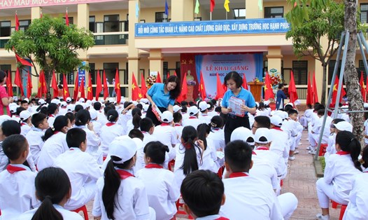 Cán bộ BHXH tỉnh Hà Tĩnh tuyên truyền chính sách BHYT tới học sinh. Ảnh: BHXH Việt Nam